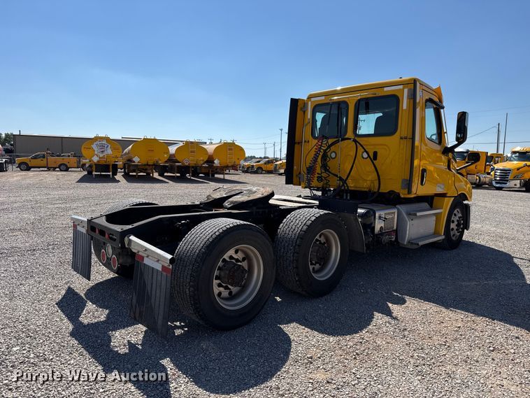 2021 Freightliner CASCADIA 126