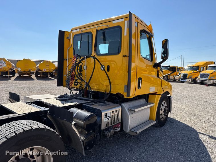 2021 Freightliner CASCADIA 126