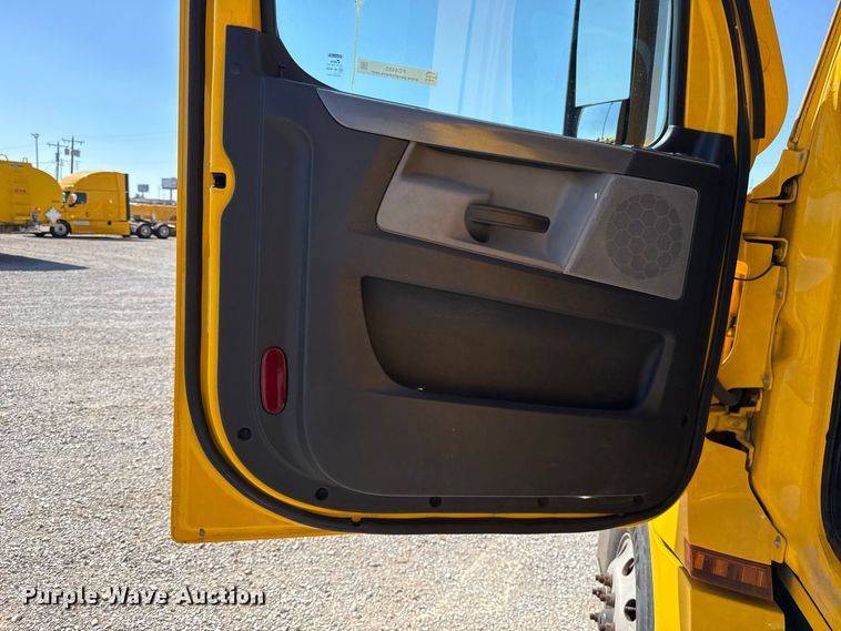 2021 Freightliner CASCADIA 126