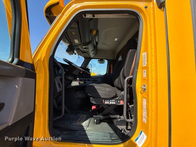 2021 Freightliner CASCADIA 126