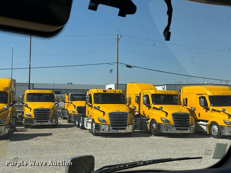 2021 Freightliner CASCADIA 126