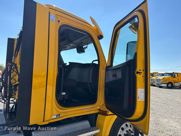 2021 Freightliner CASCADIA 126