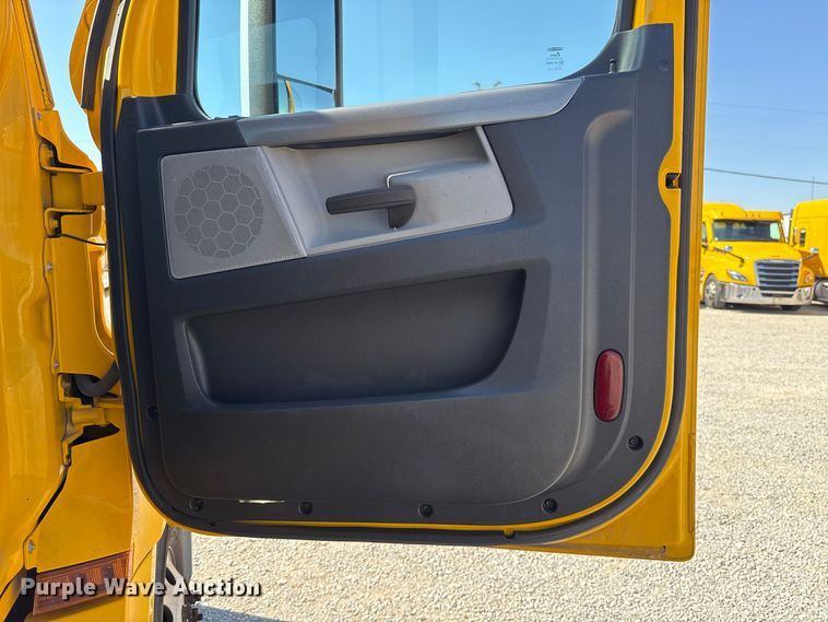 2021 Freightliner CASCADIA 126