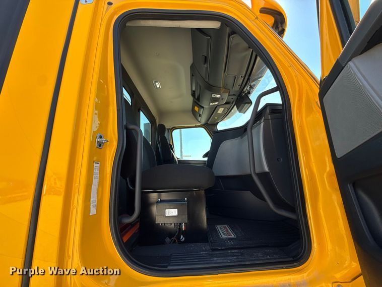 2021 Freightliner CASCADIA 126