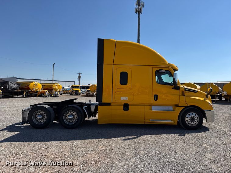 image for item FC4495 2021 Freightliner Cascadia 126 semi truck