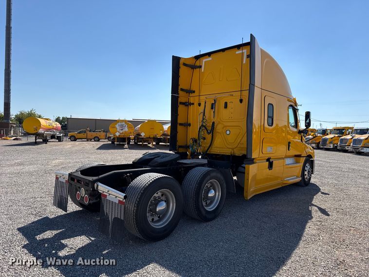 image for item FC4495 2021 Freightliner Cascadia 126 semi truck