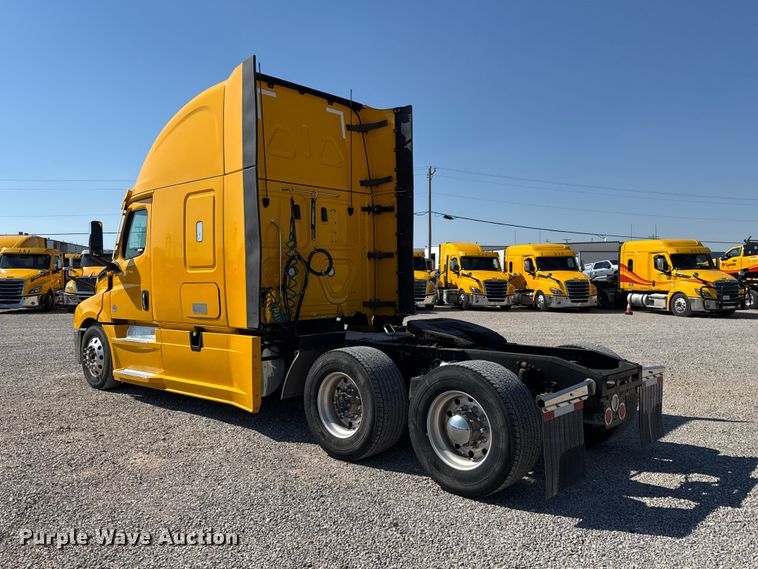 image for item FC4495 2021 Freightliner Cascadia 126 semi truck