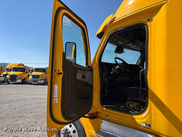 image for item FC4495 2021 Freightliner Cascadia 126 semi truck