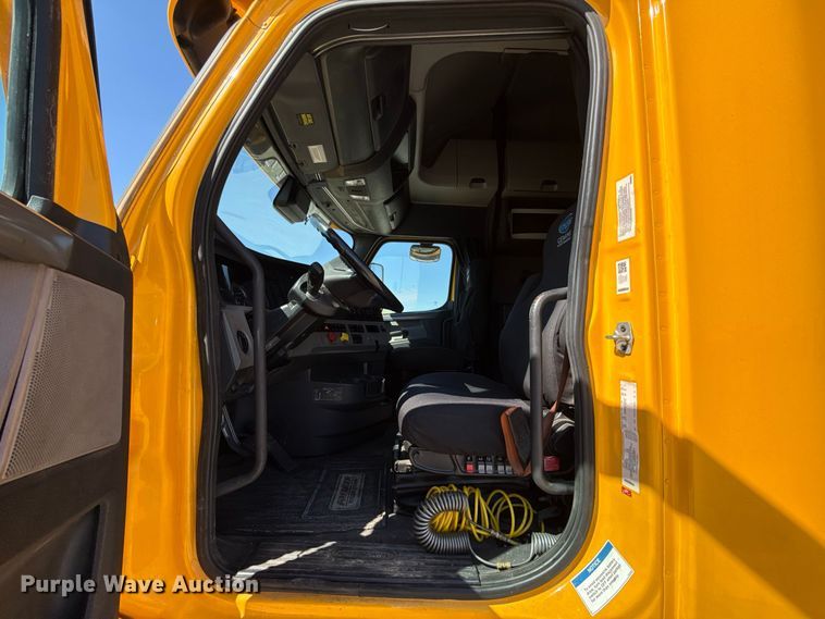 image for item FC4495 2021 Freightliner Cascadia 126 semi truck