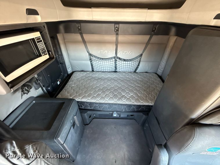 image for item FC4495 2021 Freightliner Cascadia 126 semi truck
