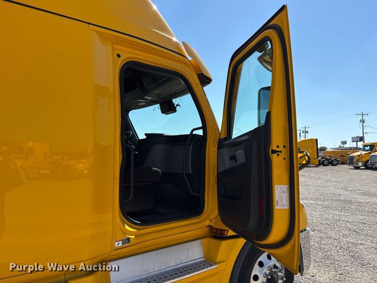 image for item FC4495 2021 Freightliner Cascadia 126 semi truck