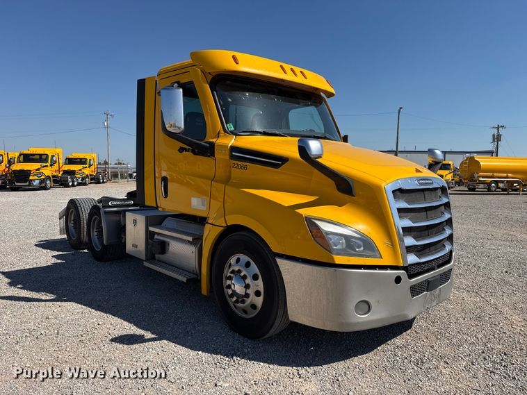 image for item FC4496 2022 Freightliner Cascadia 126 semi truck