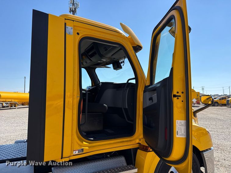 image for item FC4496 2022 Freightliner Cascadia 126 semi truck