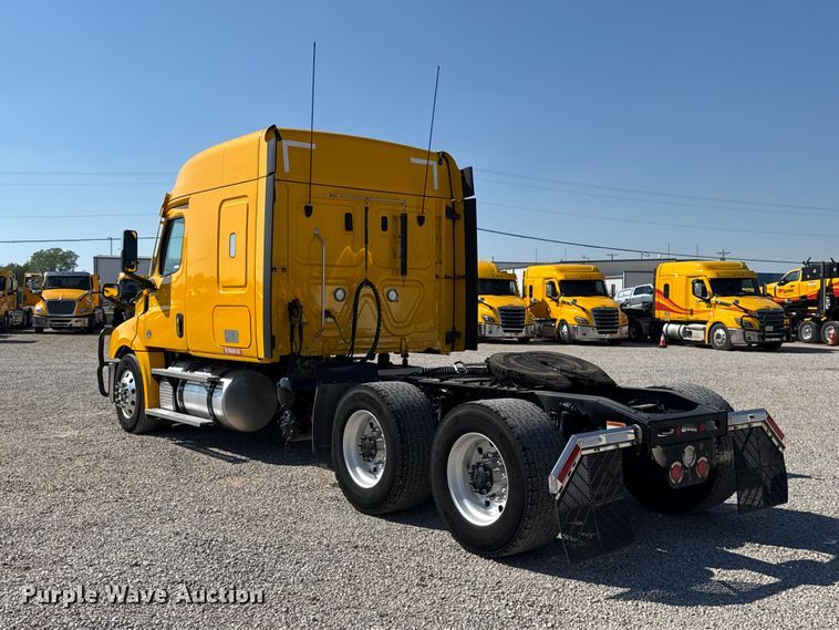 image for item FC4497 2022 Freightliner Cascadia 126 semi truck