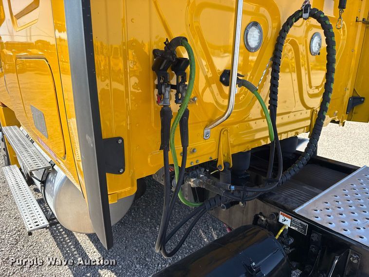 image for item FC4497 2022 Freightliner Cascadia 126 semi truck