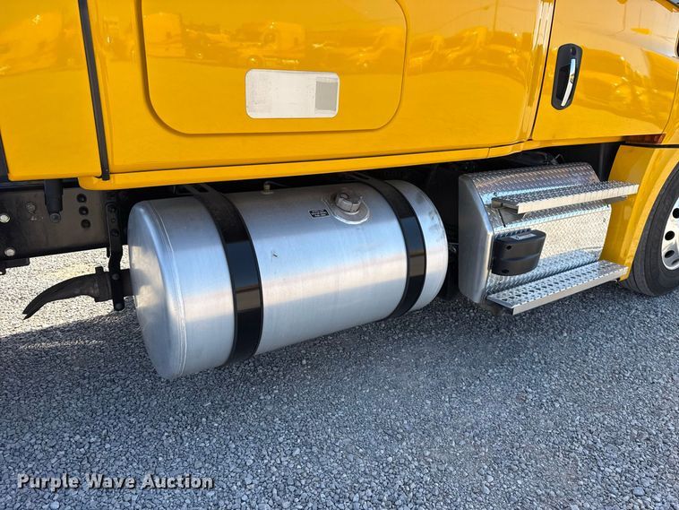 image for item FC4497 2022 Freightliner Cascadia 126 semi truck