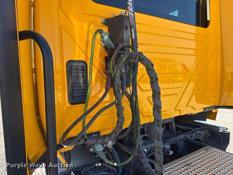 image for item FC4498 2023 International LT625 semi truck