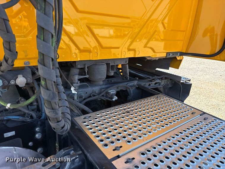 image for item FC4498 2023 International LT625 semi truck