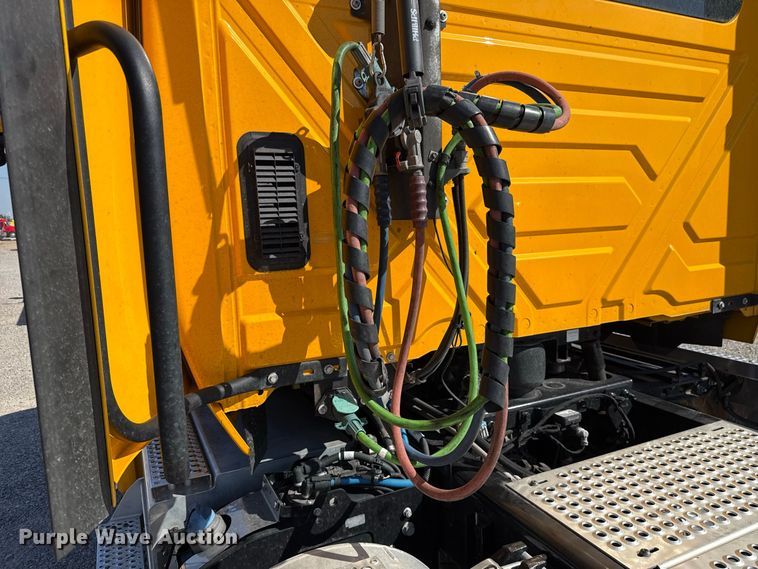image for item FC4499 2023 International LT625 semi truck