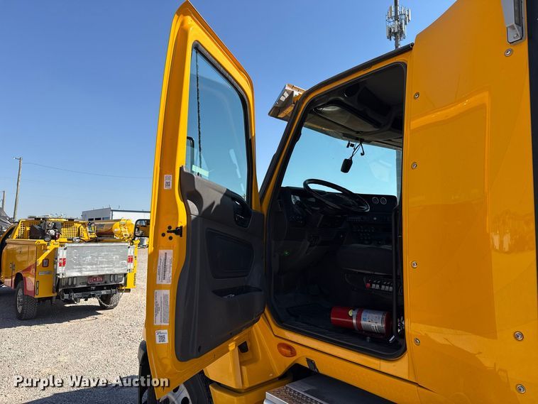 image for item FC4499 2023 International LT625 semi truck