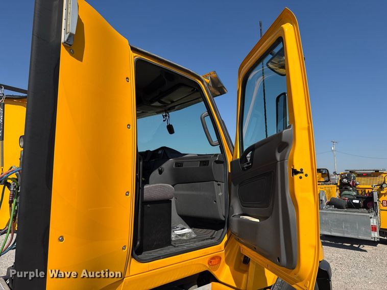 image for item FC4499 2023 International LT625 semi truck