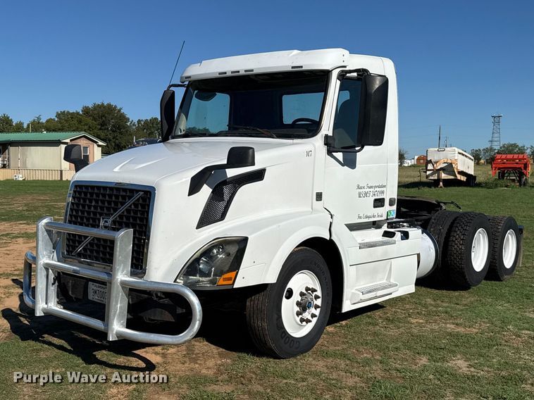 image for item FC4500 2017 Volvo VNL semi truck