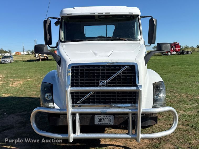 image for item FC4500 2017 Volvo VNL semi truck