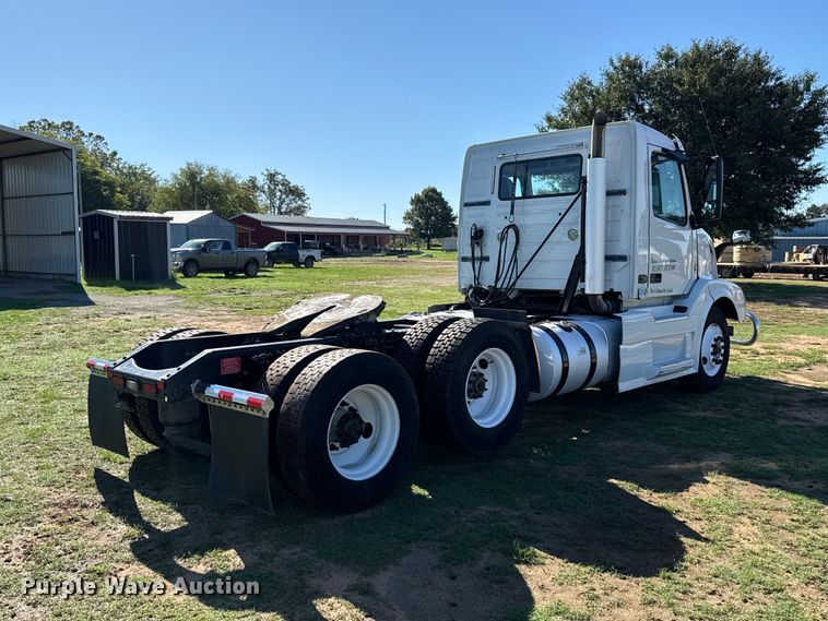 image for item FC4500 2017 Volvo VNL semi truck