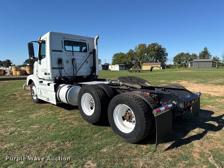 image for item FC4500 2017 Volvo VNL semi truck