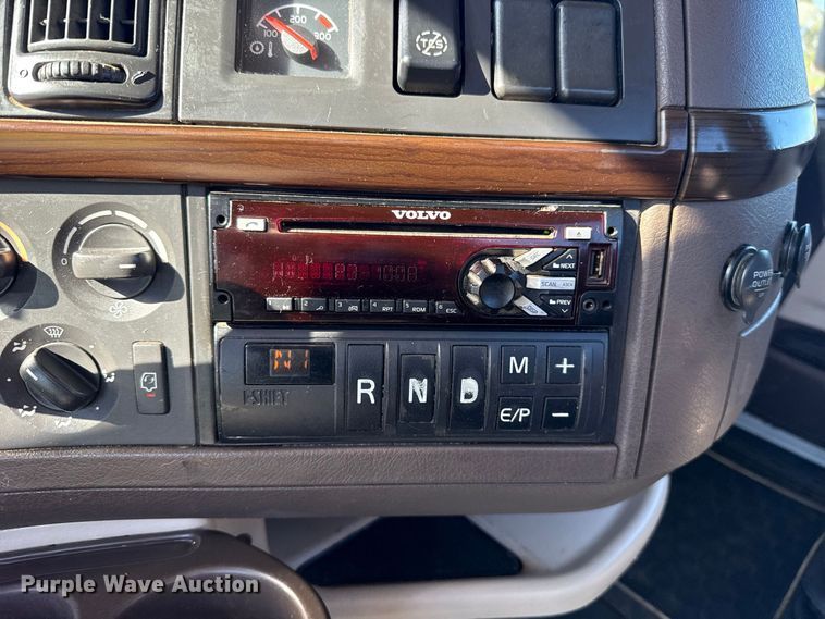 image for item FC4500 2017 Volvo VNL semi truck