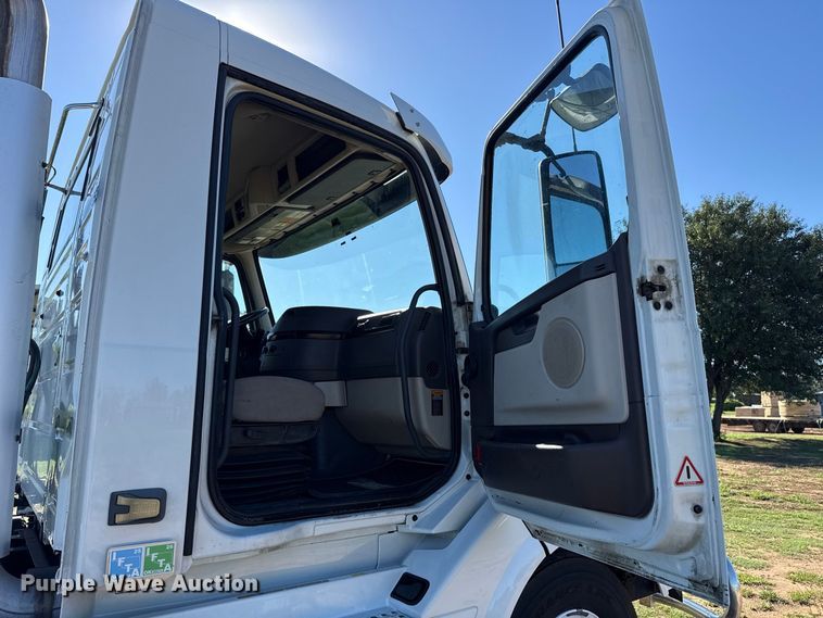 image for item FC4500 2017 Volvo VNL semi truck
