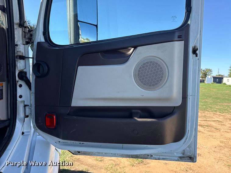 image for item FC4500 2017 Volvo VNL semi truck