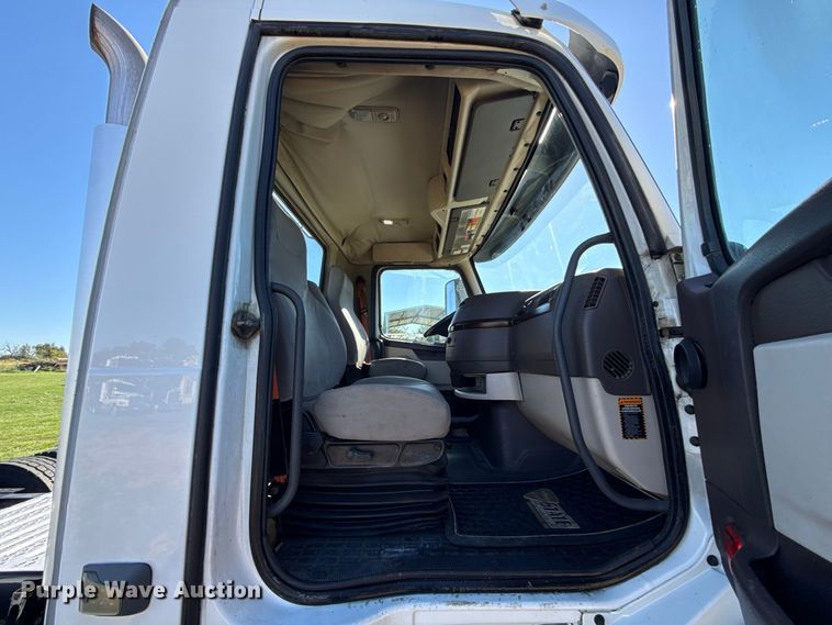 image for item FC4500 2017 Volvo VNL semi truck