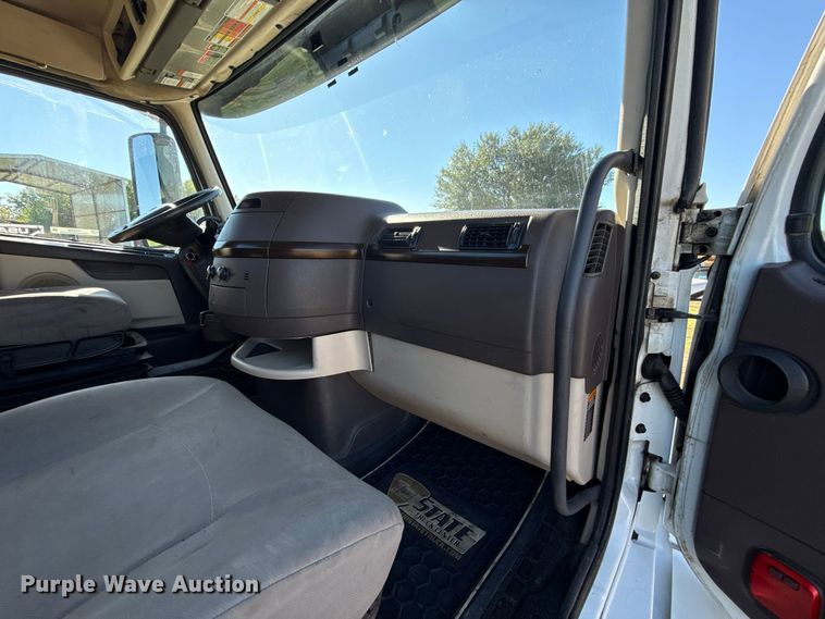 image for item FC4500 2017 Volvo VNL semi truck