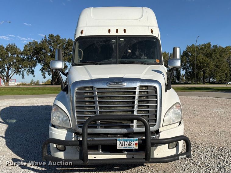 image for item FG2687 2019 Freightliner Cascadia semi truck