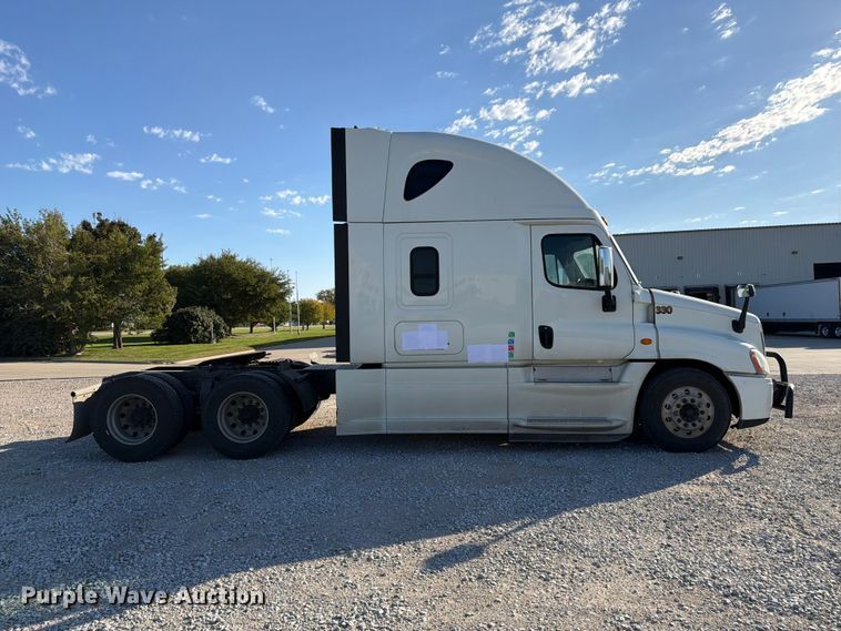 image for item FG2687 2019 Freightliner Cascadia semi truck