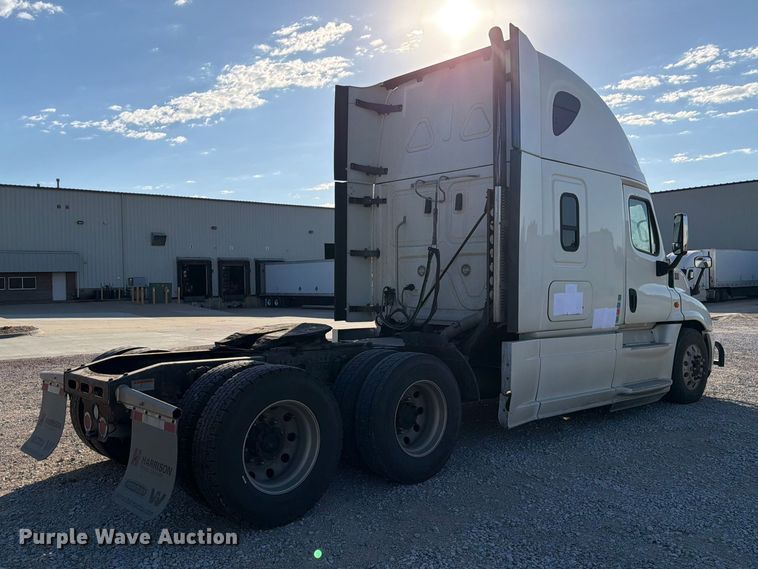 image for item FG2687 2019 Freightliner Cascadia semi truck