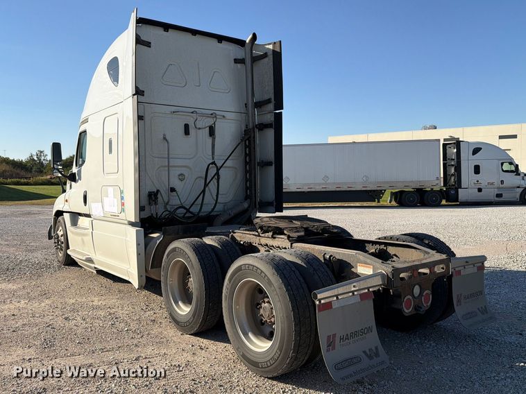 image for item FG2687 2019 Freightliner Cascadia semi truck