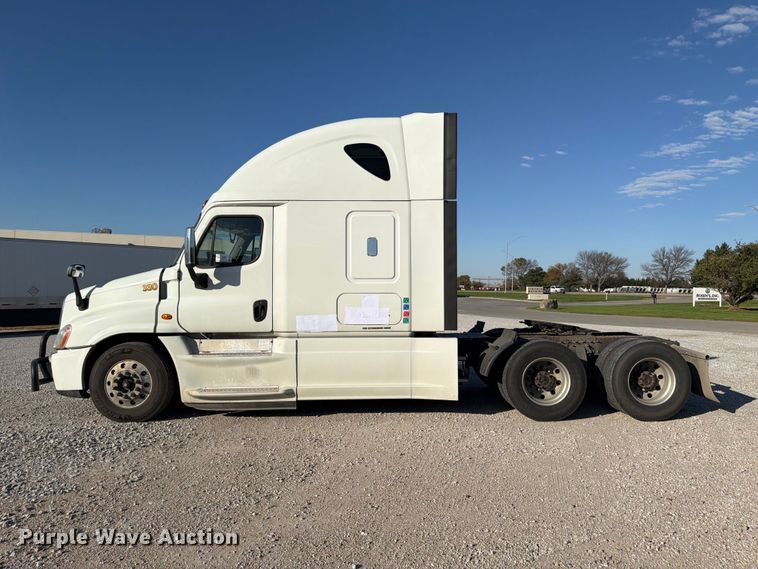 image for item FG2687 2019 Freightliner Cascadia semi truck