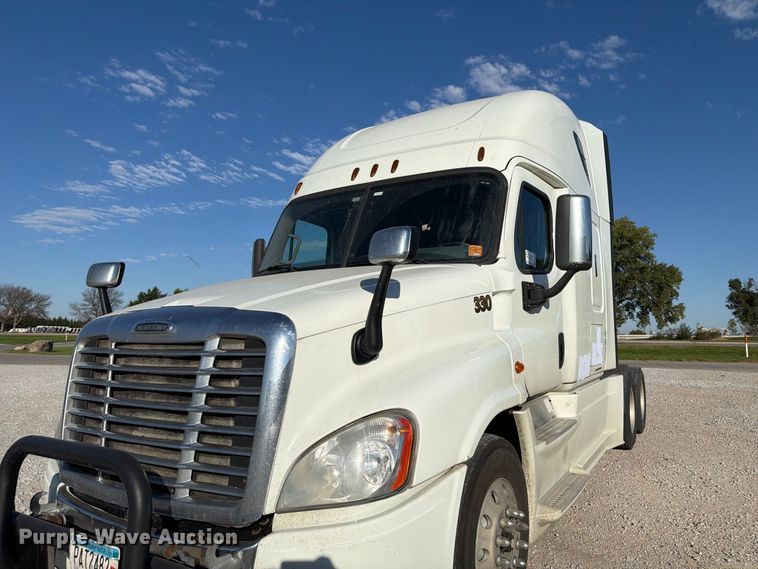 image for item FG2687 2019 Freightliner Cascadia semi truck