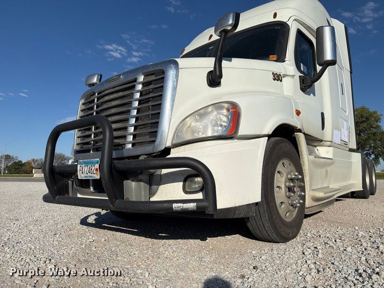 image for item FG2687 2019 Freightliner Cascadia semi truck