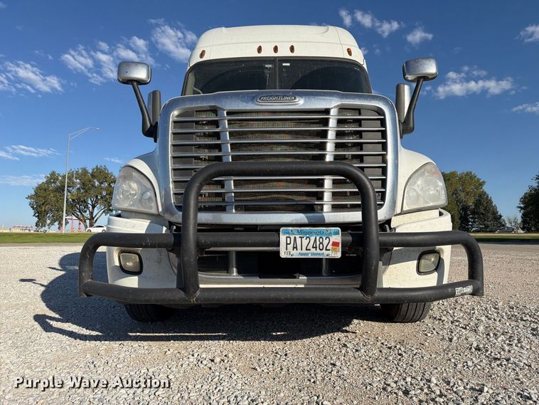 image for item FG2687 2019 Freightliner Cascadia semi truck