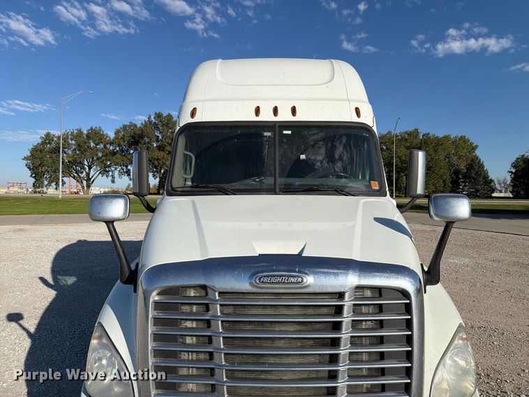 image for item FG2687 2019 Freightliner Cascadia semi truck