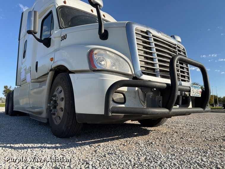 image for item FG2687 2019 Freightliner Cascadia semi truck