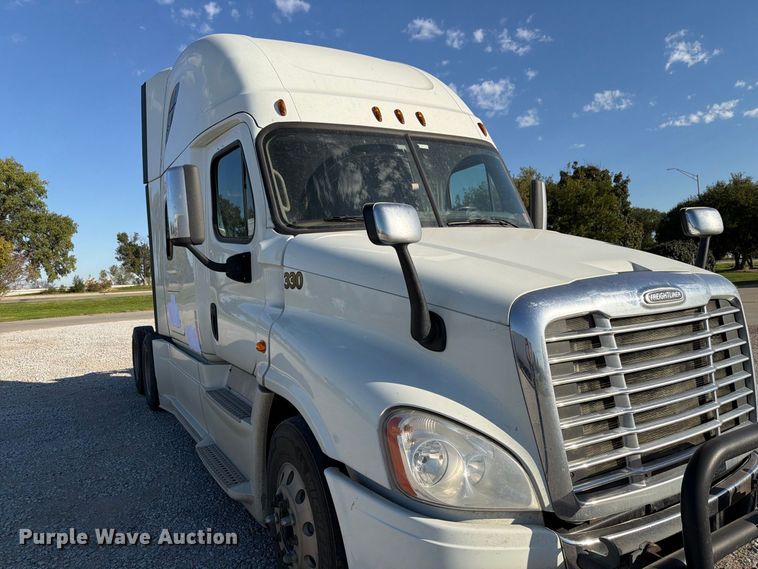 image for item FG2687 2019 Freightliner Cascadia semi truck
