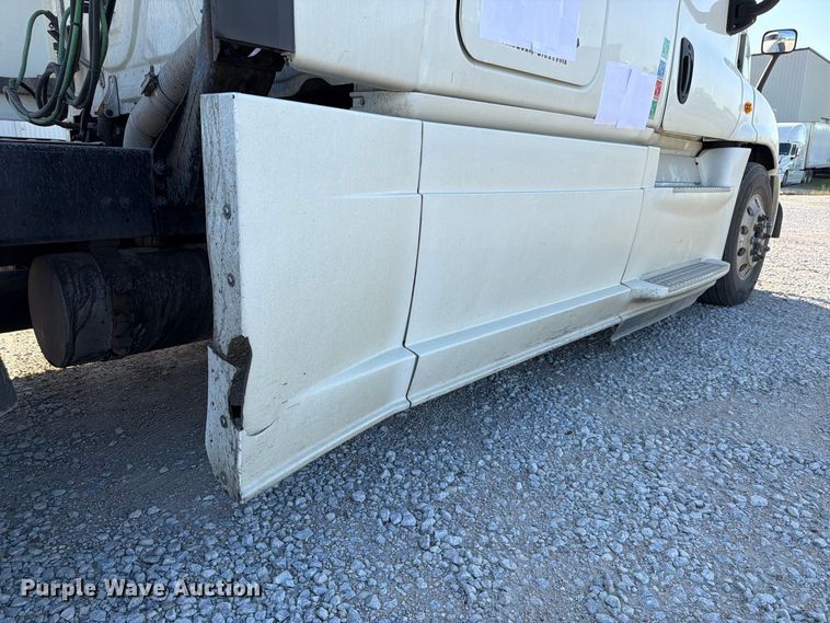 image for item FG2687 2019 Freightliner Cascadia semi truck