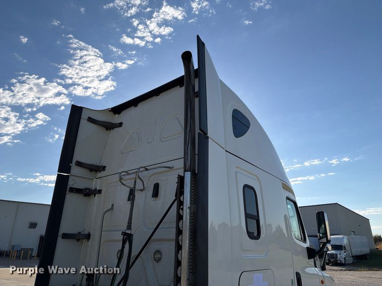 image for item FG2687 2019 Freightliner Cascadia semi truck