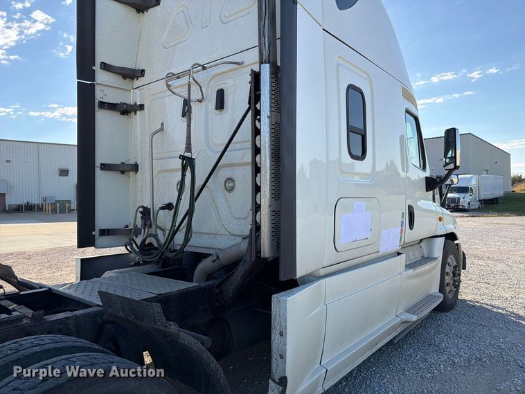 image for item FG2687 2019 Freightliner Cascadia semi truck