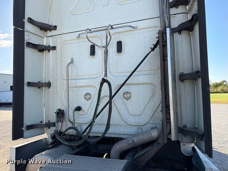 image for item FG2687 2019 Freightliner Cascadia semi truck