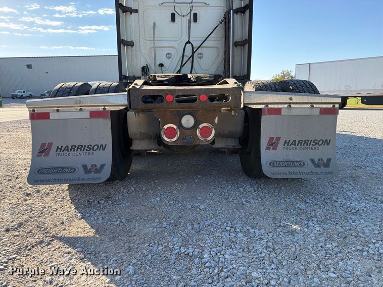 image for item FG2687 2019 Freightliner Cascadia semi truck